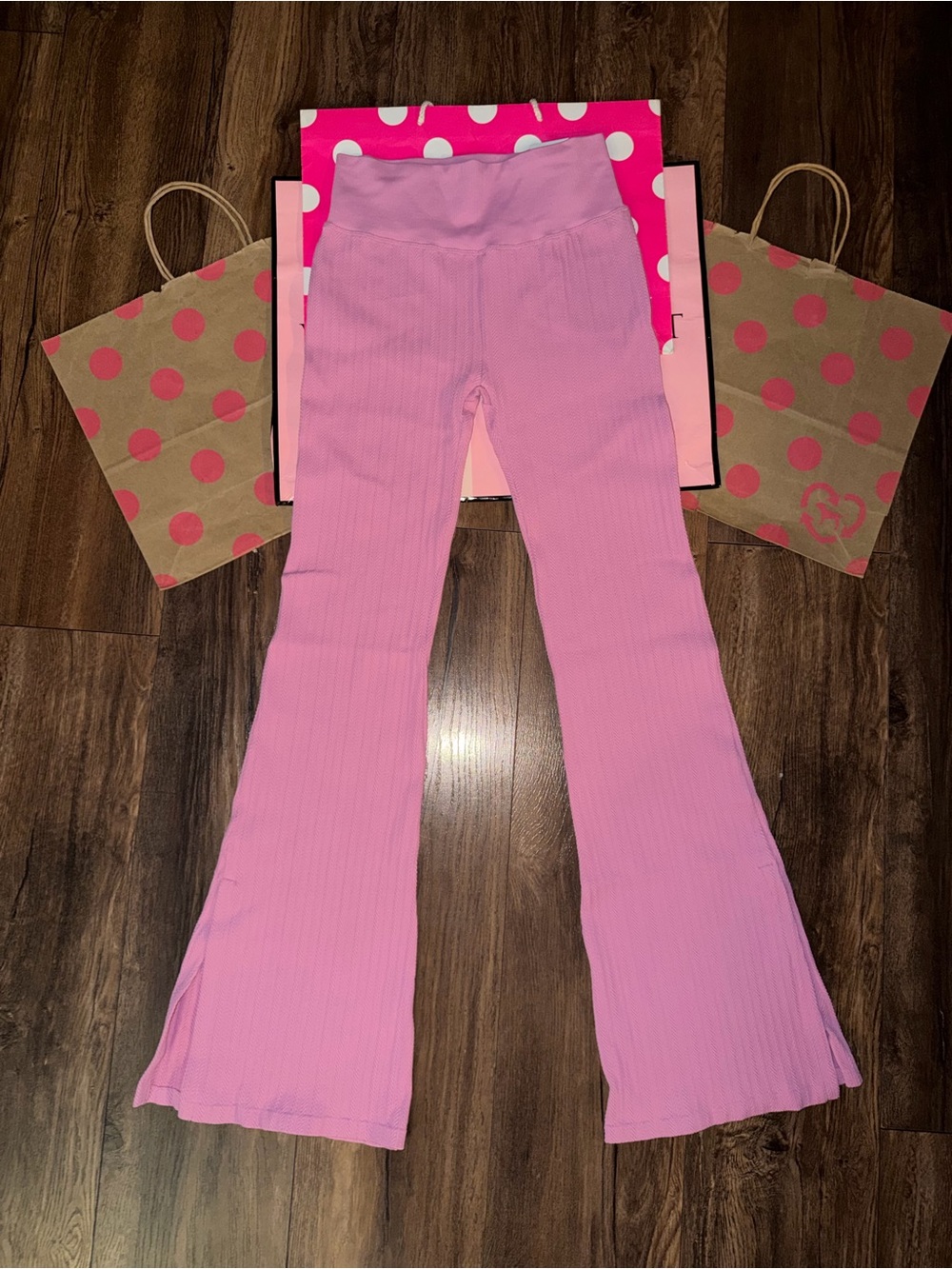 NWT VS PINK Size MEDIUM Pink Seamless Cable Knit Flare Legging.